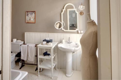 布鲁日布鲁日住宿加早餐旅馆的白色的浴室设有水槽和卫生间。