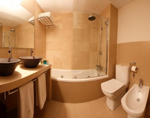 乌贝达YIT El Postigo的浴室配有盥洗盆、卫生间和浴缸。