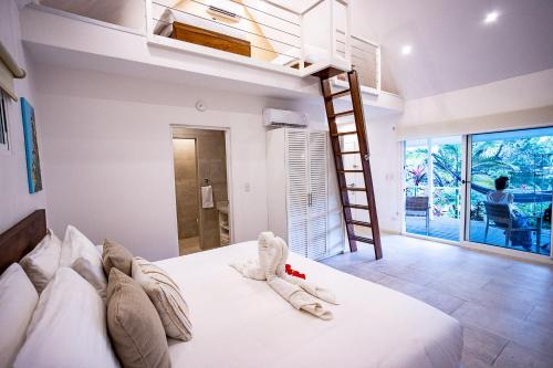 蒙特苏马Aves Hotel Montezuma的卧室配有带梯子的白色床