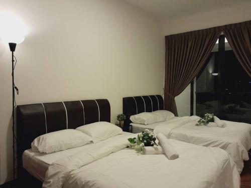 The Landmark Comfort Suite with Sea View客房内的一张或多张床位