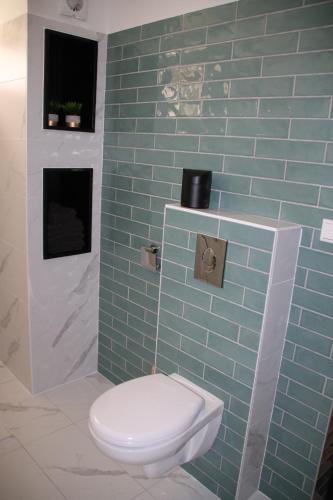 多德雷赫特B&B verDRAAId fijn的一间带卫生间的浴室和蓝色瓷砖墙