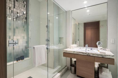 迈阿密Suites at SLS Lux Brickell managed by CE的一间带水槽和玻璃淋浴的浴室