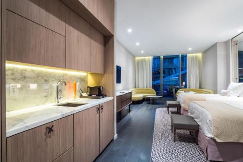 迈阿密Suites at SLS Lux Brickell managed by CE的酒店客房设有两张床和盥洗盆