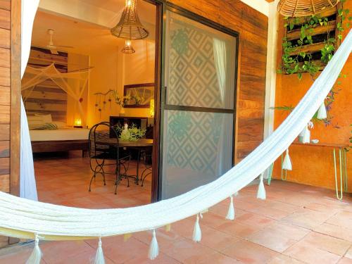 兹波利特Hotel Casa Mixteca的一张吊床,位于带桌子的房间和一间卧室