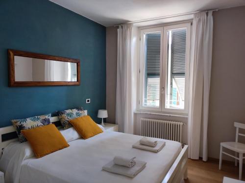 韦尔纳扎Santa Marta Rooms - Via Roma 23的卧室配有一张大白色床和窗户