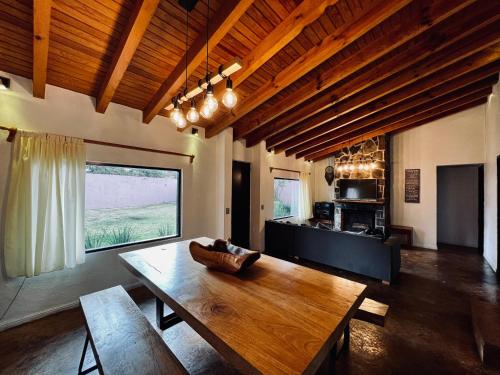 巴耶德布拉沃Casa Lunah Avandaro的客厅设有木桌和大窗户。