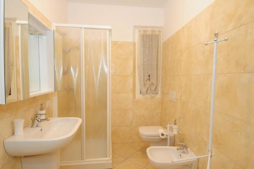 瓦伦纳费奥基奥旅馆的一间带水槽、卫生间和淋浴的浴室
