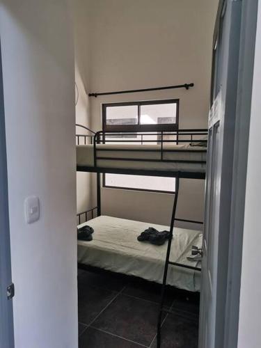 瓜纳卡斯特Apartamentos Tamarindo Guanacaste 3的一间客房内配有两张双层床的房间