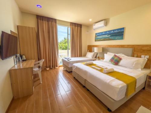 马富施Rehendhi Villa的酒店客房配有两张床和一张书桌