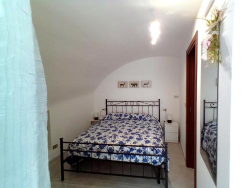 百瑞思西亚诺La Cameretta的卧室配有一张床