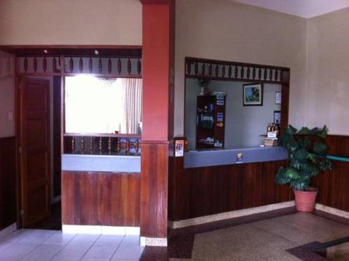 利马瀑布酒店的餐厅大堂设有柜台和窗户