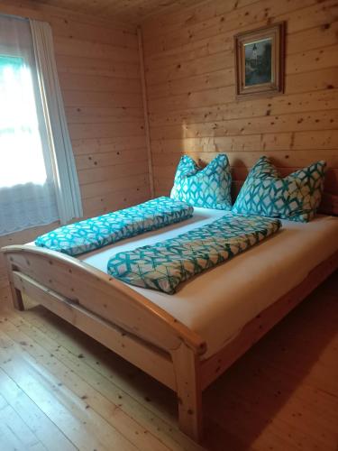 UnterburgFerienhaus Hanni的一间卧室配有两张带蓝色枕头的床