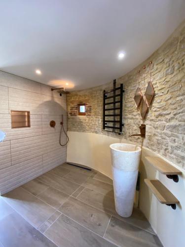 Le MerleraultDomaine de Prestal的浴室设有石墙和大型白桶
