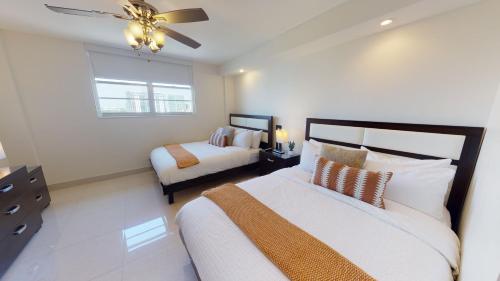 迈阿密海滩Ocean Reserve Condo by FlatsAway的一间卧室配有两张床和吊扇