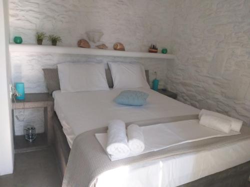 基斯诺斯SIRENA的卧室配有白色床和毛巾