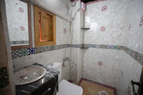 非斯Dar Kenz Fes的一间带水槽和卫生间的浴室