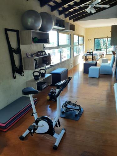 维拉卡洛斯帕兹Complejo Los Cipreses的客厅设有健身房和健身自行车