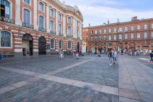 图卢兹Very nice duplex located on the main square - Toulouse - Welkeys的一群人走在大楼前