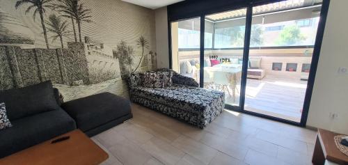 阿加迪尔Appartement luxe Taghazout bay - mer & piscine的客厅配有沙发和椅子