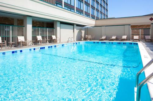 斯普林菲尔德Holiday Inn Express Washington DC SW - Springfield, an IHG Hotel的一座配有桌椅的酒店游泳池