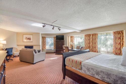 里诺雷诺机场贝斯特韦斯特必住普拉斯酒店的酒店客房设有床和客厅。