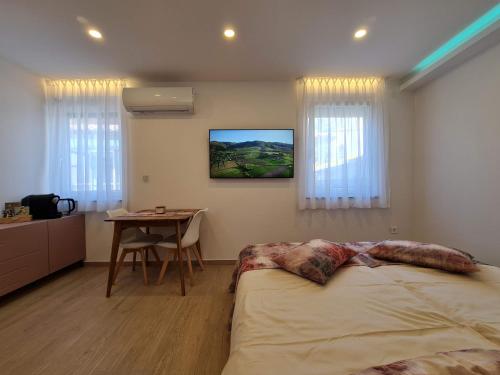 维帕瓦Restaurant & Apartments Getaway Pri Kobalu的一间卧室配有一张床和一张桌子