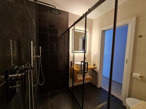 维帕瓦Restaurant & Apartments Getaway Pri Kobalu的一间带玻璃淋浴间和水槽的浴室