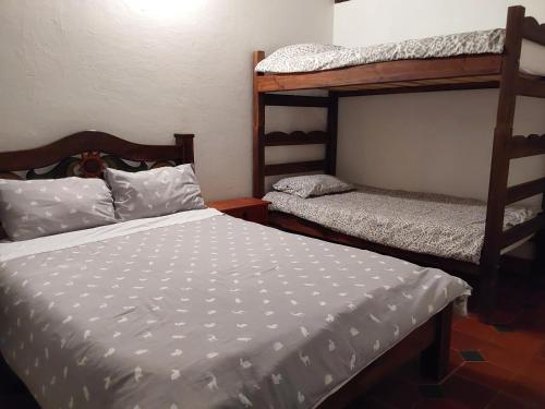 莱瓦镇Hostal Rana的一间卧室配有两张双层床。