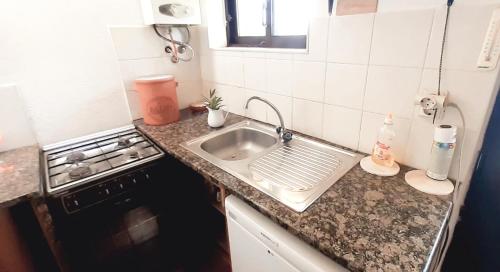 Casa da Abelha- Beehouse的一间带水槽和炉灶的小厨房