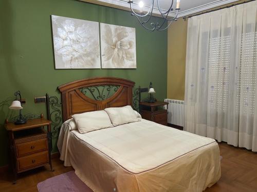 孔苏埃格拉Casa espaciosa con sala de juntas的一间卧室配有一张床和一个吊灯