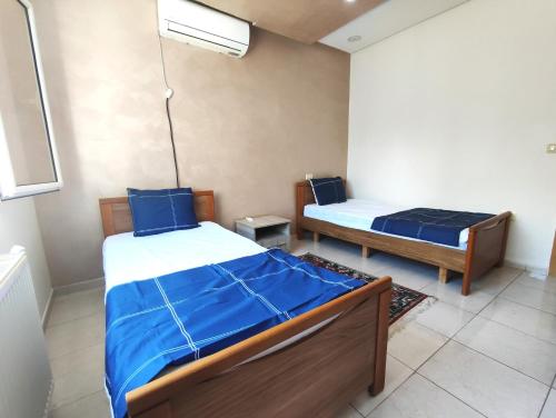 苏塞Appart S plus 2 à Sousse zone touristique的一间客房内配有两张床的房间
