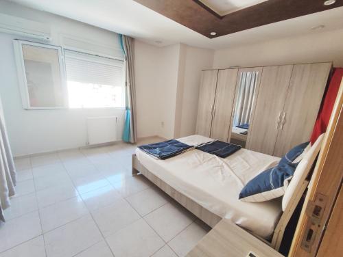 苏塞Appart S plus 2 à Sousse zone touristique的一间卧室设有一张大床和一个窗户。