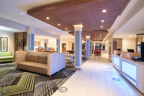 GoodlandHoliday Inn Express & Suites - Goodland I-70, an IHG Hotel的大堂,设有沙发和椅子