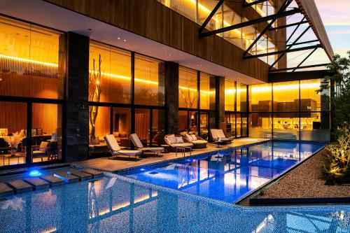 福冈Garden Terrace Fukuoka的一座带度假村的大楼内的室内游泳池