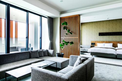 福冈Garden Terrace Fukuoka的客厅配有沙发和1张床