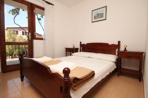 斯塔利格拉德-帕克利尼卡Apartment Starigrad 6647a的一间卧室配有一张木框床和窗户。