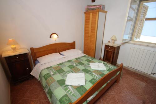 拉斯托伏Apartments by the sea Zaklopatica, Lastovo - 8346的一间卧室配有一张床,上面有两条毛巾