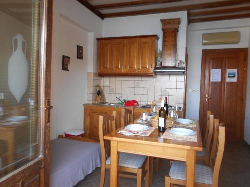 拉斯托伏Apartments by the sea Zaklopatica, Lastovo - 8346的厨房配有木桌、椅子和一张床