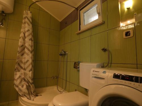 UbliApartments by the sea Ubli, Lastovo - 8354的一间带卫生间和洗衣机的浴室
