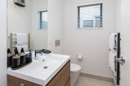 基督城URBAN RETREAT的白色的浴室设有水槽和卫生间。