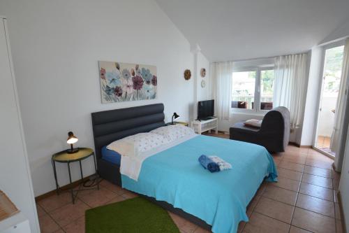 萨利Apartments and rooms by the sea Zaglav, Dugi otok - 8170的一间卧室配有蓝色的床和椅子