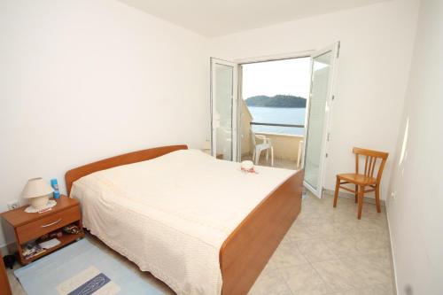 UbliApartments by the sea Ubli, Lastovo - 8355的一间卧室配有一张床,享有海景