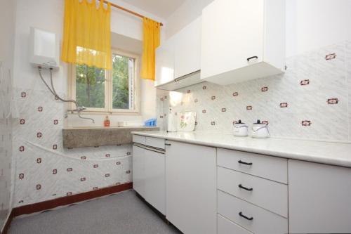默克斯卡Seaside holiday house Mokosica, Dubrovnik - 8584的白色的厨房设有水槽和淋浴
