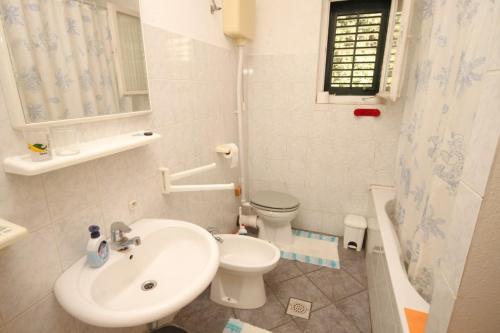斯拉诺Apartments with a parking space Slano, Dubrovnik - 8547的白色的浴室设有水槽和卫生间。