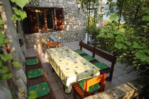 默克斯卡Seaside holiday house Mokosica, Dubrovnik - 8588的一个带桌椅的庭院和一座建筑