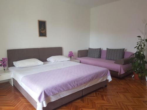 斯拉诺Apartments by the sea Slano, Dubrovnik - 8599的一间卧室配有一张大床和一张沙发