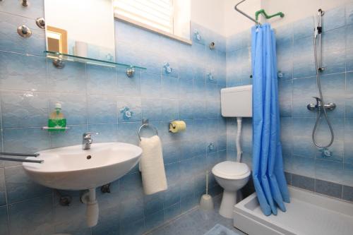斯拉诺Apartments by the sea Slano, Dubrovnik - 8599的一间带水槽、卫生间和淋浴的浴室