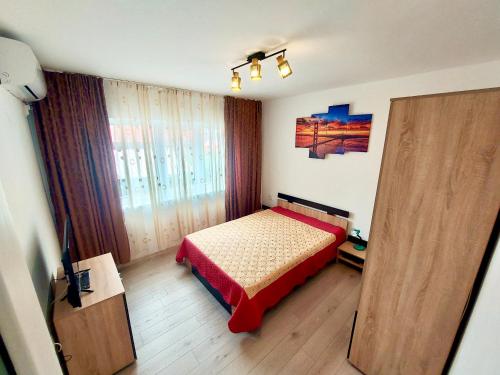 苏利纳Apartment modern in Sulina的一间卧室设有一张床和一个大窗户