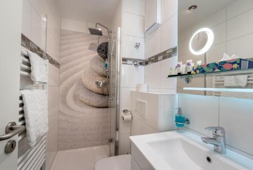 达姆施塔特海德堡城市酒店的白色的浴室设有水槽和卫生间。