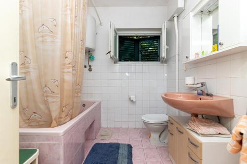 苏佩塔尔Apartment Supetar 11278a的浴室配有盥洗盆、卫生间和淋浴。